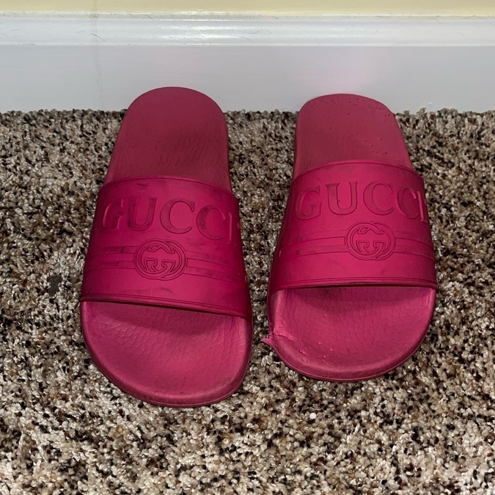 PINK GUCCI POOL SLIDES